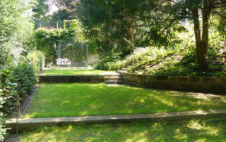 Terrassenflächen des unteren Gartenbereiches eines Privatgartens